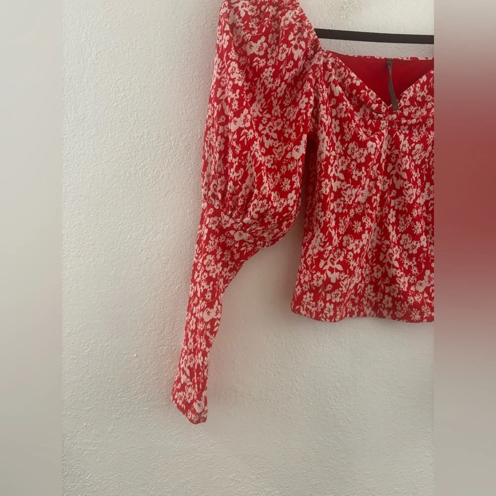 Anthropologie red and white floral sweetheart smocked blouse with puff sleeve S